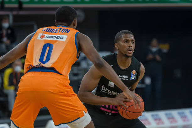 坚如磐石的 坚如磐石的